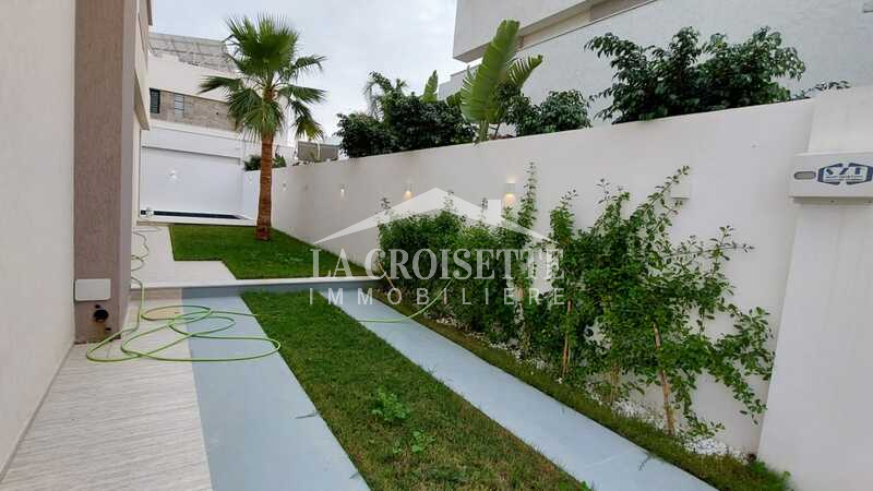 Villa S+4 avec piscine en cours de finition à La Soukra